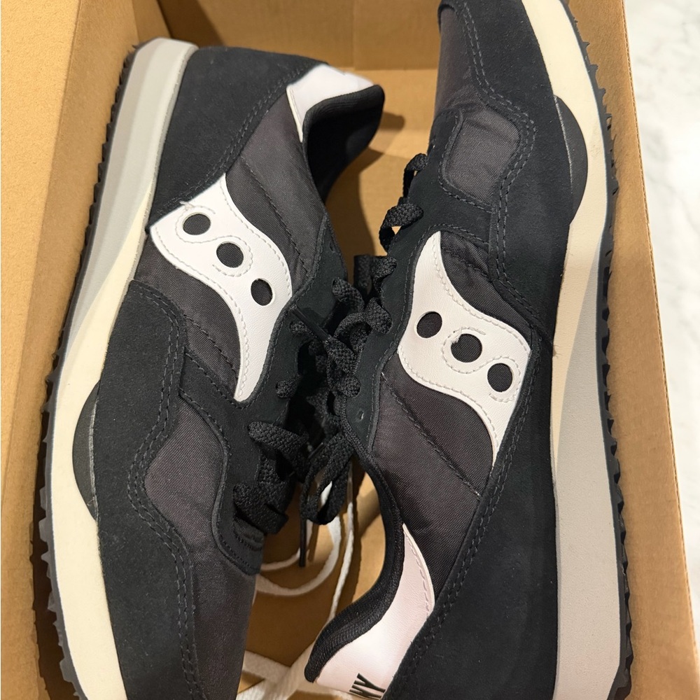 Men’s Saucony Originals DXN Trainer in Black and White size 10